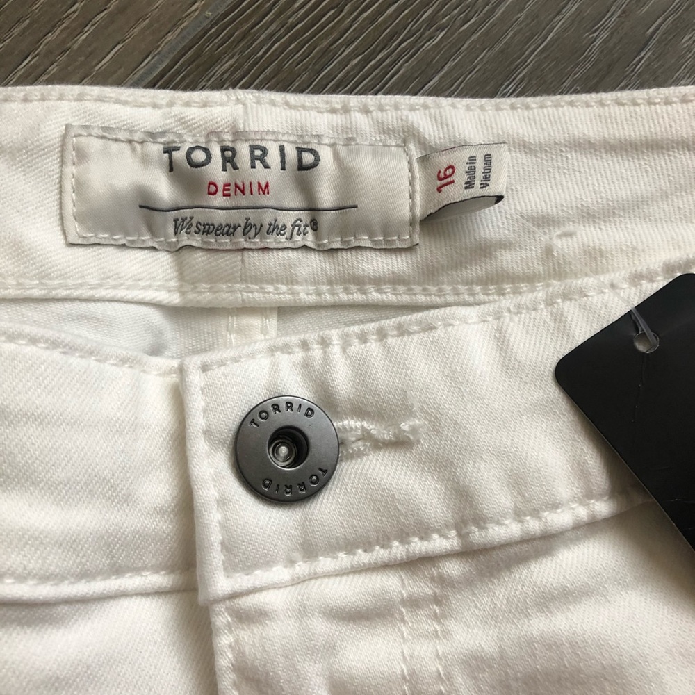 Torrid ★ Off-White Shorts w/ Crochet Inset Details - Picture 3 of 8